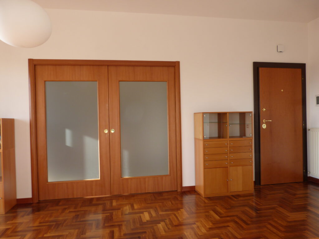 doppia porta a scomparsa in legno e vetro